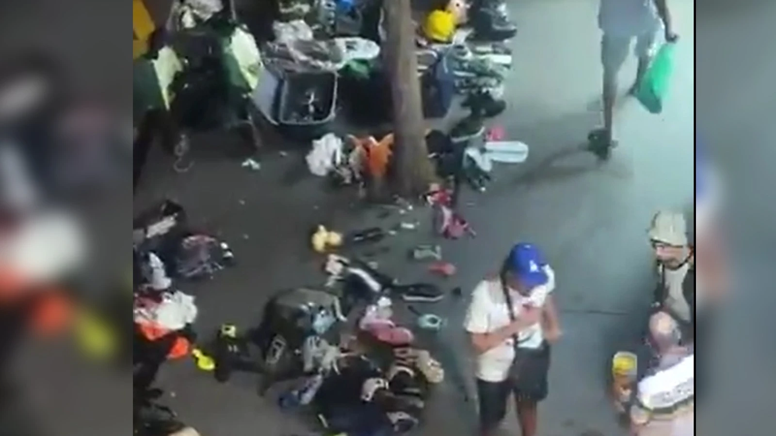 Vídeo: la Guardia Urbana pasa de largo mientras saquean contenedores en Barcelona