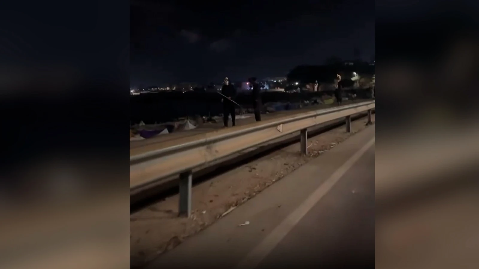 Vídeo: atacan el coche de Juan Ruiz mientras documentaba el ataque a una pareja en Ceuta