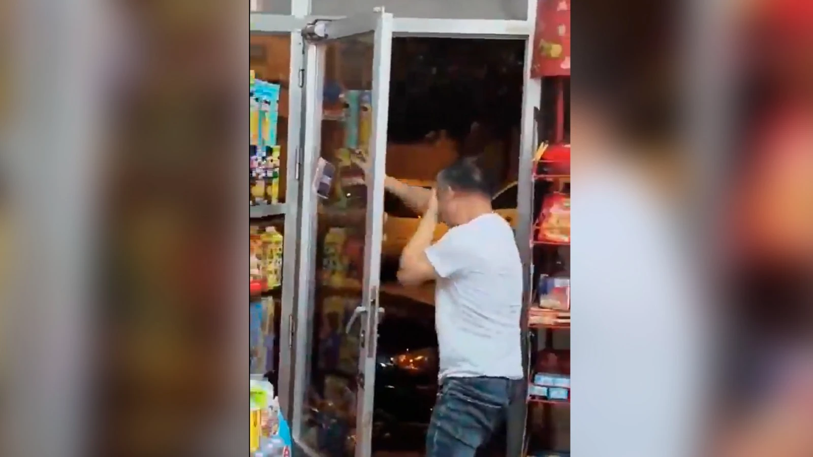 Vídeo del disparo en el ojo a un comerciante en Murcia: el asaltante dispara y luego cae