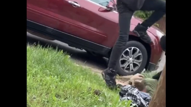 Vídeo muy violento: pisan la cabeza de un hombre y una mujer ríe desde el coche