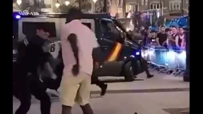 Vídeo: 2 hombres agreden a los agentes que están en la Puerta del Sol