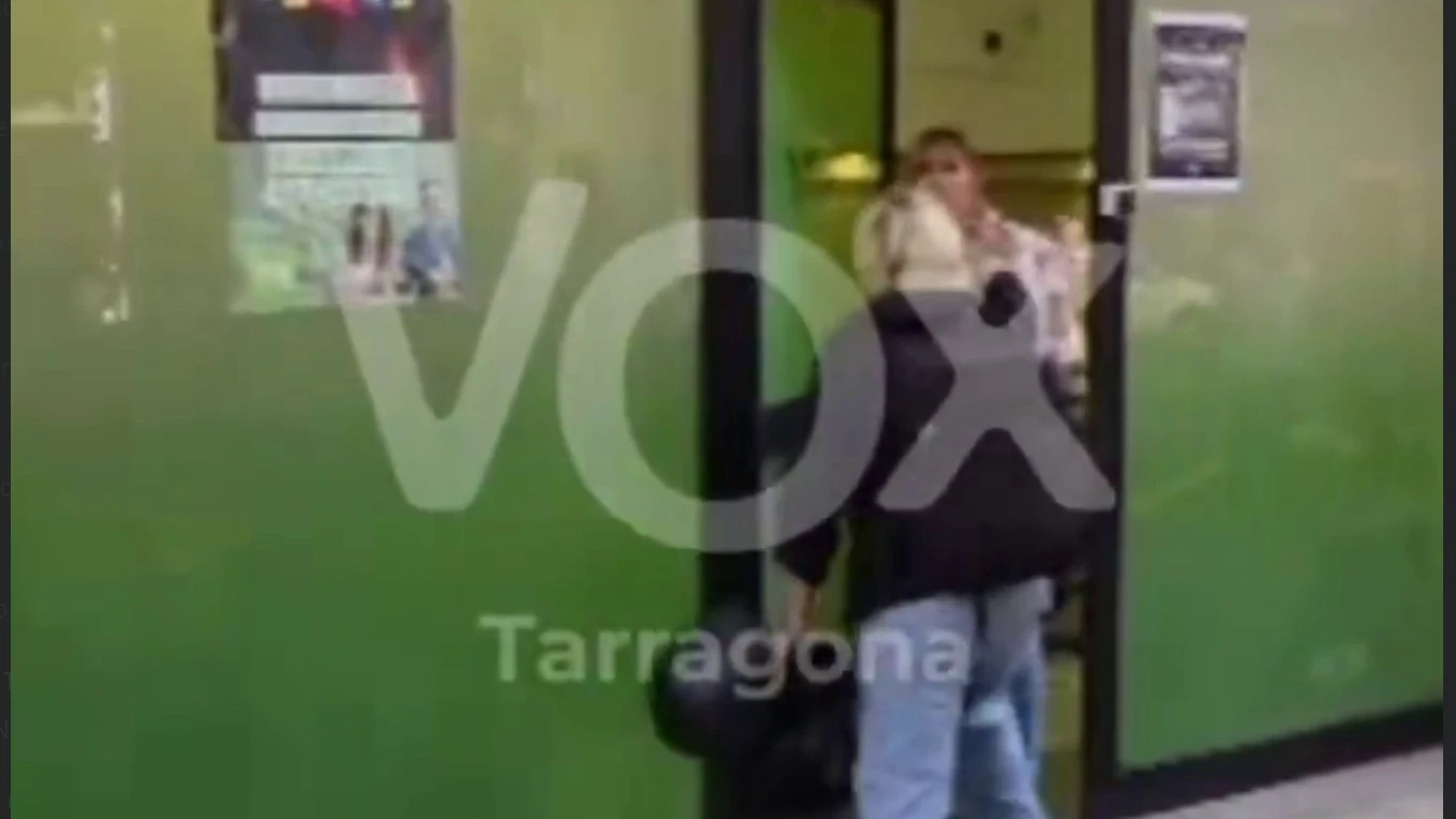 Vídeo: ultraizquierdista agrede a la responsable de afiliación de Vox en Tarragona
