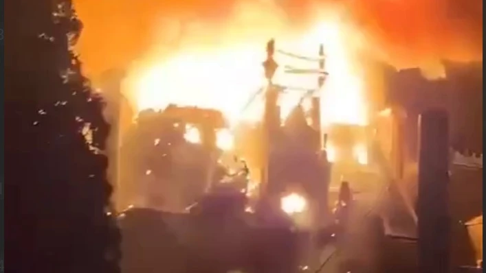 Vídeo: El ayuntamiento de Limoges se derrumba bajo el violento incendio de las protestas