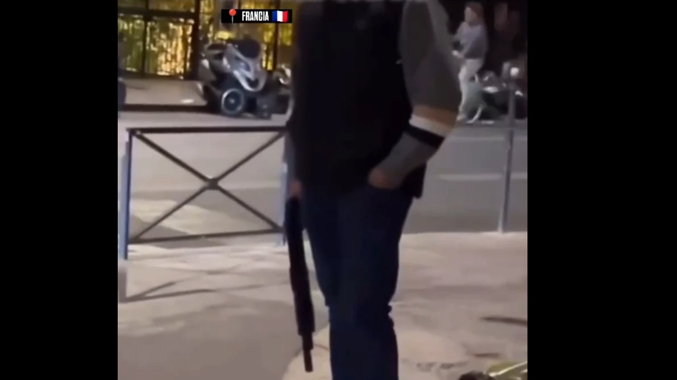 Vídeos de guerra en Francia: inmigrantes con armas largas y comerciantes con escopetas para proteger sus negocios