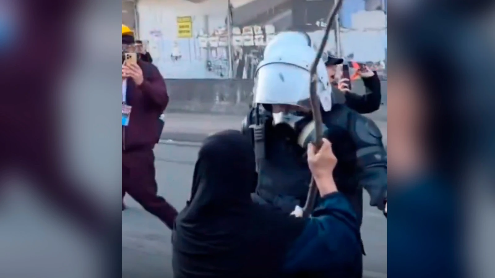 Vídeos de las protestas en Albania: mujer con burka golpea a policías y arrancan bandera palestina