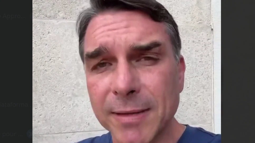 Flávio Bolsonaro denuncia que la Policía Federal le exigió entregar sus pasaportes y le han prohibido abandonar Brasil