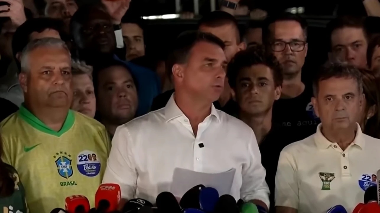 La huida de Flávio Bolsonaro a Florida irrita a Lula, que la califica de "vergonzosa"